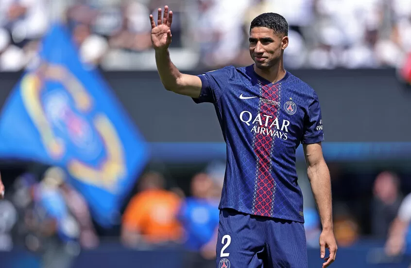 بعد سحق ريال مدريد.. أشرف حكيمي يهدي قميصه لأسطورة “الملكي”