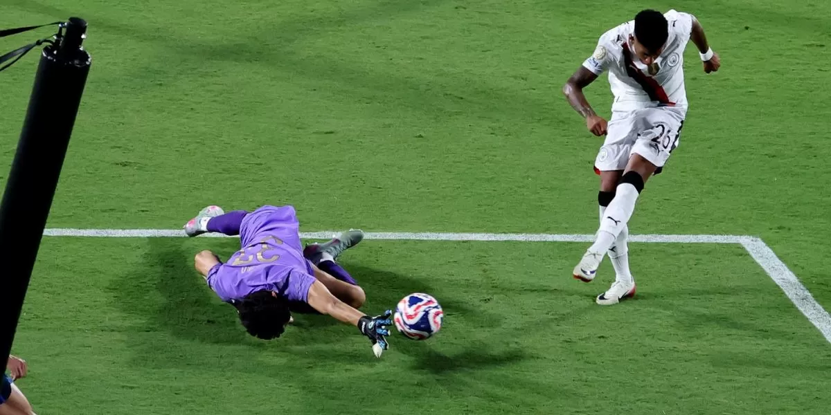 ياسين بونو يحصد إشادات العالم وينال أعلى تنقيط في لقاء الهلال ومانشستر سيتي