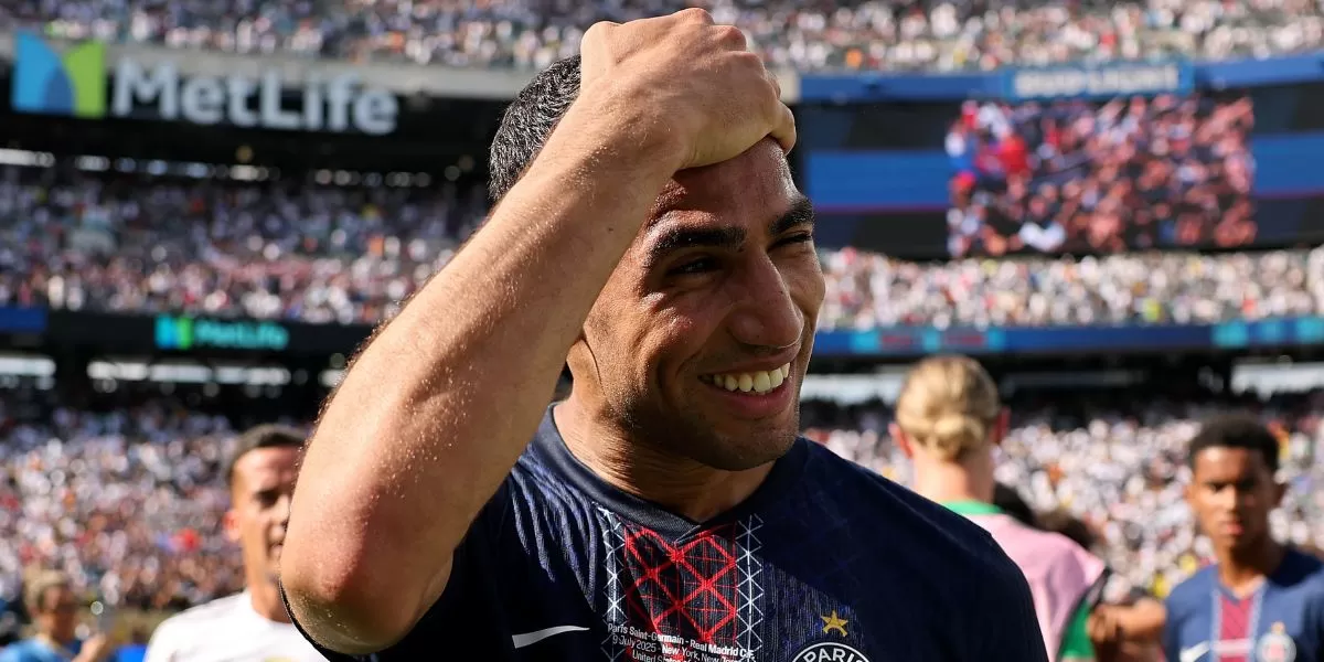 إنريكي متغنيا بأشرف حكيمي: “إنه لاعب حر”