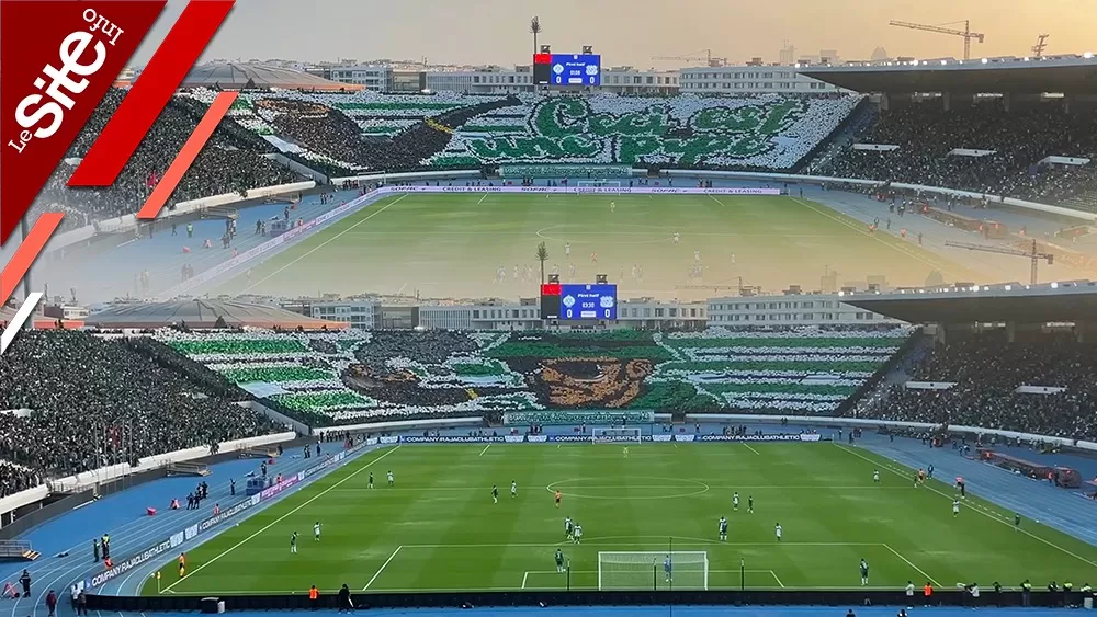 جماهير الرجاء تبدع بـ”دوبل تيفو” أمام الدشيرة- فيديو