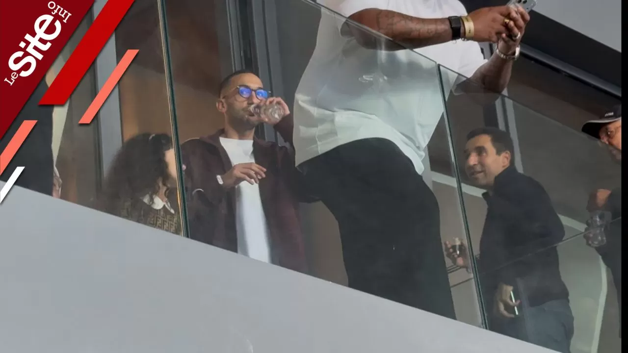 زياش يظهر في الديربي رفقة والدته لدعم الوداد أمام الرجاء- فيديو