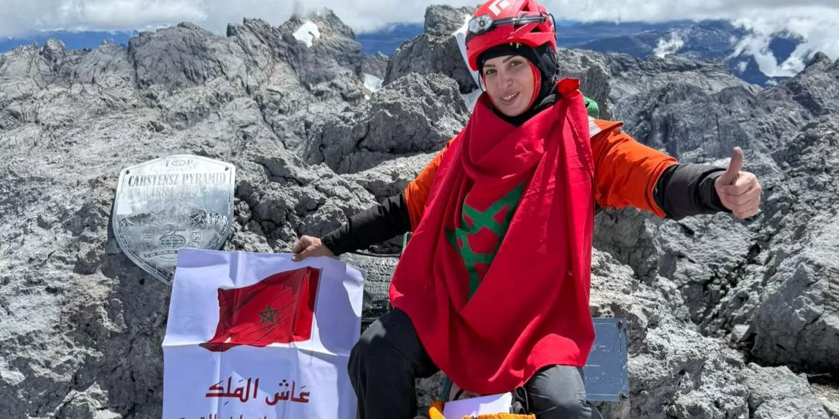 المغربية هند زمامة تتسلق “هرم كارسنتز” في إندونيسيا وتواصل إنجاز تحدي القمم السبع العالمية